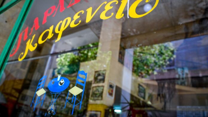 Η «Μουριά» είναι η ζωή μου: Έκκληση του ιδιοκτήτη και των θαμώνων του εμβληματικού καφενείου στα Εξάρχεια να παραμείνει ανοιχτό