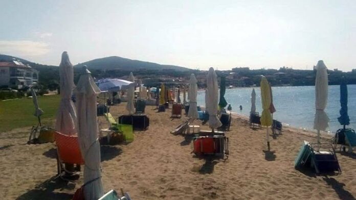 Χαλκιδική: Απομακρύνονται οι παράνομα τοποθετημένες ομπρέλες- Αντιδρούν οι παραθεριστές