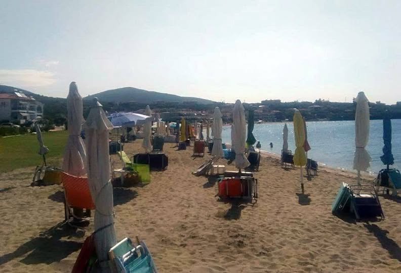 Χαλκιδική: Απομακρύνονται οι παράνομα τοποθετημένες ομπρέλες- Αντιδρούν οι παραθεριστές