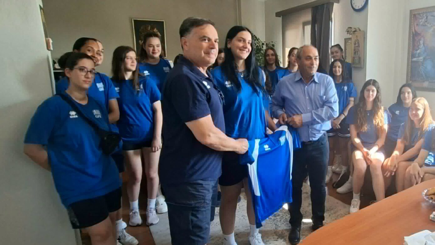 Εθνική Ομάδα Βόλεϊ Γυναικών U18 στο δημαρχείο Δ. Πύδνας – Κολινδρού: Ευχές με την εικόνα του Αγίου Παϊσίου