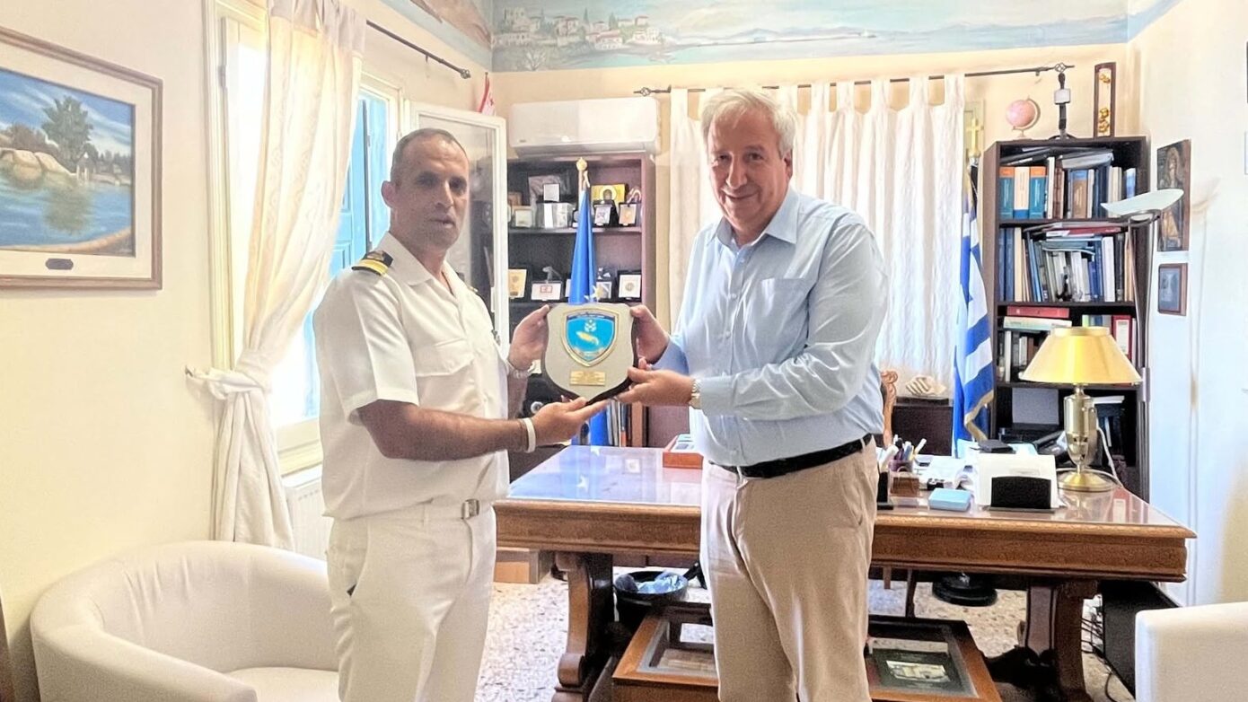 Ο Δήμος Οινουσσών τίμησε τον απερχόμενο Διοικητή της ΑΕΝ Πλοιάρχων