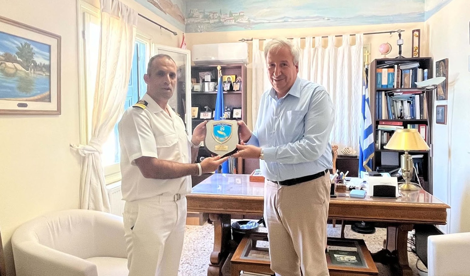 Ο Δήμος Οινουσσών τίμησε τον απερχόμενο Διοικητή της ΑΕΝ Πλοιάρχων