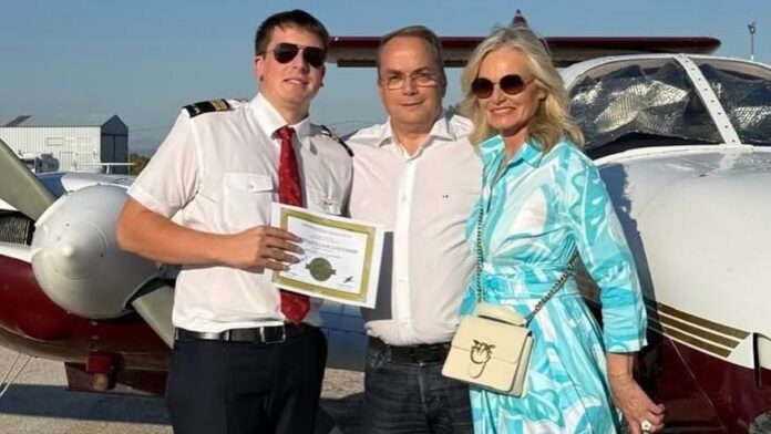 Πιλότος ο υιός του Γρ. Κωνσταντέλλου: Είμαστε πολύ περήφανοι για σένα – The sky is our limit