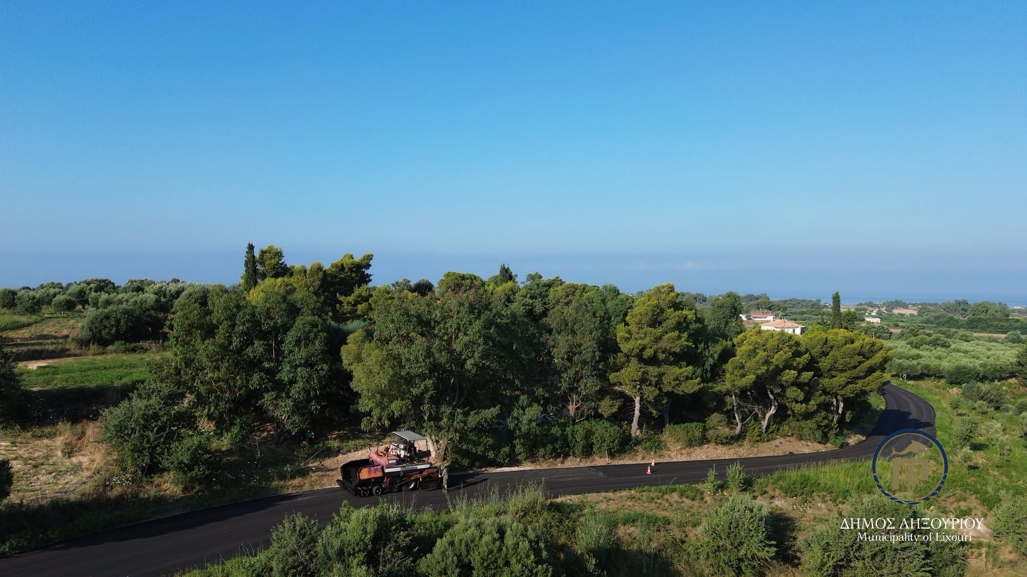 Ασφαλτοστρώσεις συνεχίζονται στο οδικό δίκτυο Κουνόπετρας και Ξι στο Ληξούρι