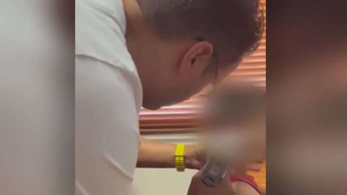 Η Εφορία θα έπαιρνε επίδομα 9χρονου για ακουστικά βαρηκοΐας, λόγω χρέους – «Τιμωρείται το παιδί»