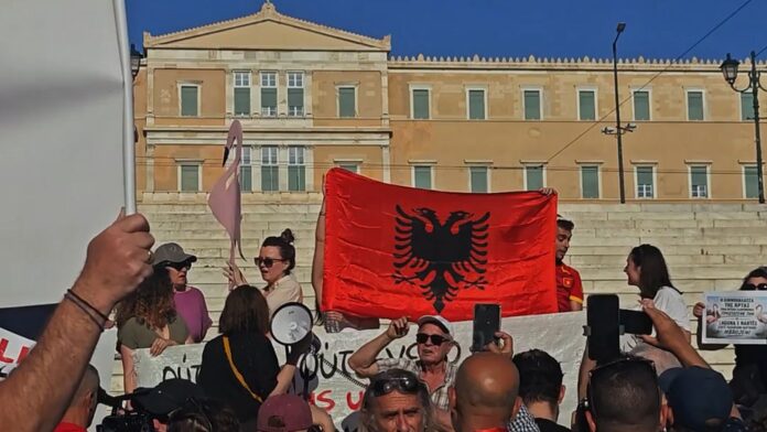 Διαμαρτυρία Αλβανών στο Σύνταγμα με συνθήματα, πλακάτ και φλαμίνγκο – Ξεπουλάνε τη γη μας σε ολιγάρχες