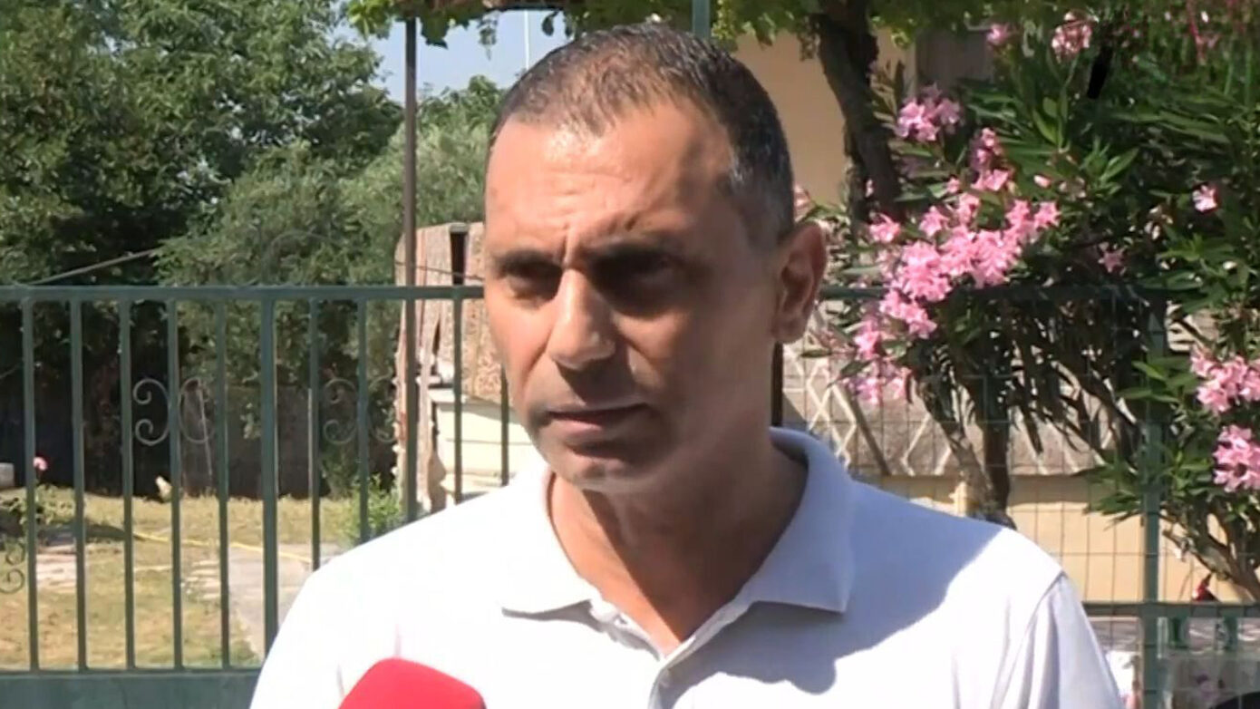 Αστυνομικός έσωσε δύο κοριτσάκια από φλεγόμενο σπίτι στα Γιαννιτσά – «Δεν υπάρχει χρόνος για δεύτερη σκέψη»