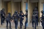 Έφοδος της Αστυνομίας σε «καβάτζες» ναρκωτικών σε Νέα Φιλαδέλφεια και Αγίους Αναργύρους – Τρεις συλλήψεις