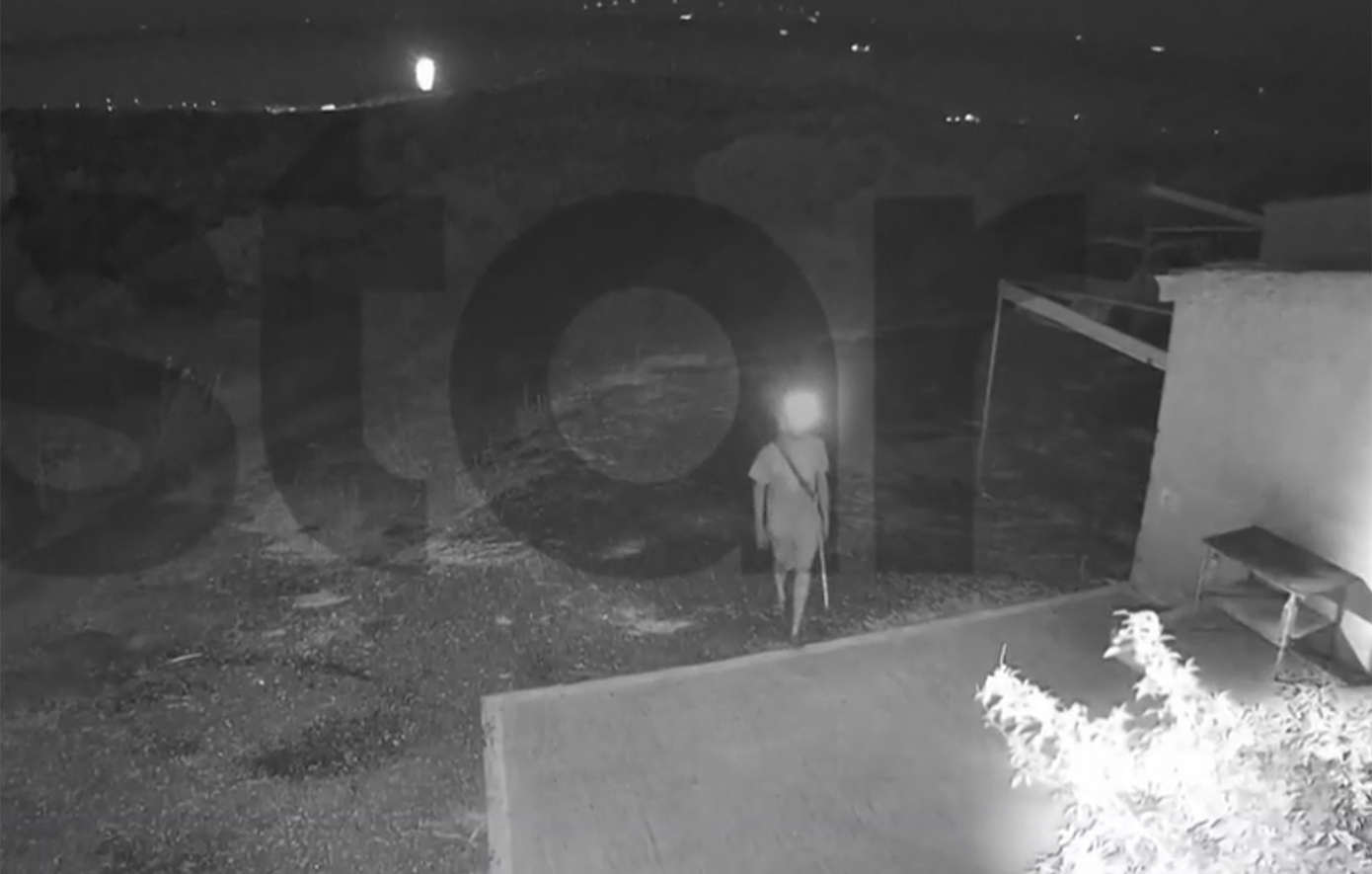 Διαρρήκτης στο σπίτι καλλιτέχνη στο Σούνιο σε live μετάδοση – Του μίλησε στο μικρόφωνο