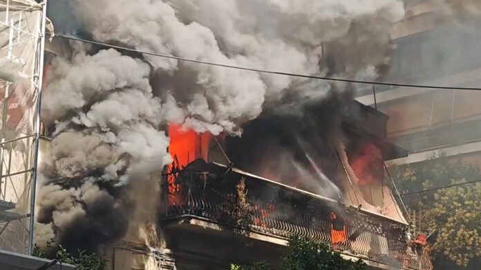 Φωτιά σε διαμέρισμα πολυκατοικίας στην Καλλιθέα – Ηλικιωμένη πήδηξε από το μπαλκόνι για να σωθεί