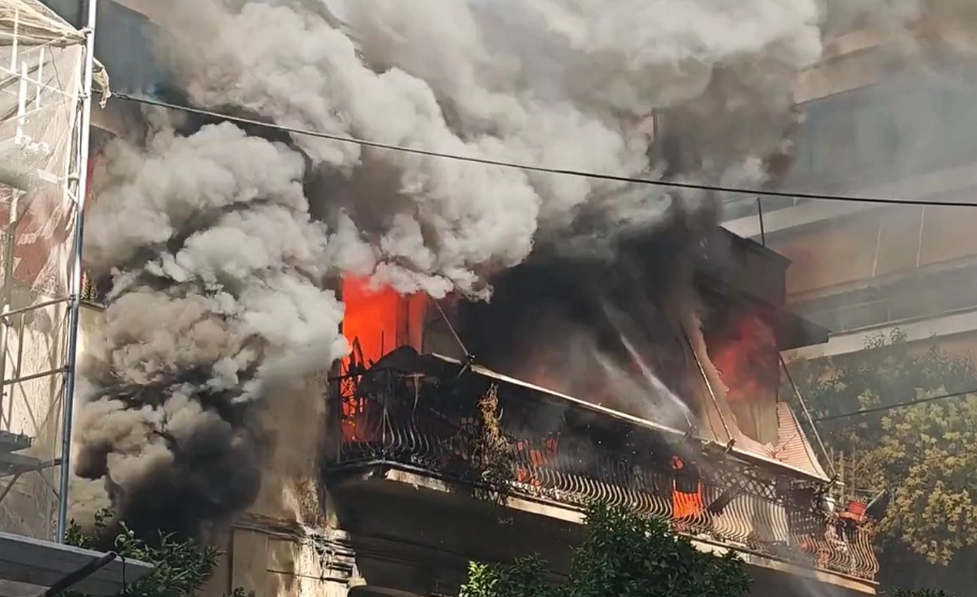Φωτιά σε διαμέρισμα πολυκατοικίας στην Καλλιθέα – Ηλικιωμένη πήδηξε από το μπαλκόνι για να σωθεί