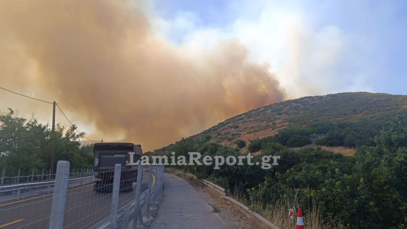 Φωτιά στο Ακραίφνιο Βοιωτίας: Έκλεισε η Εθνική Οδός