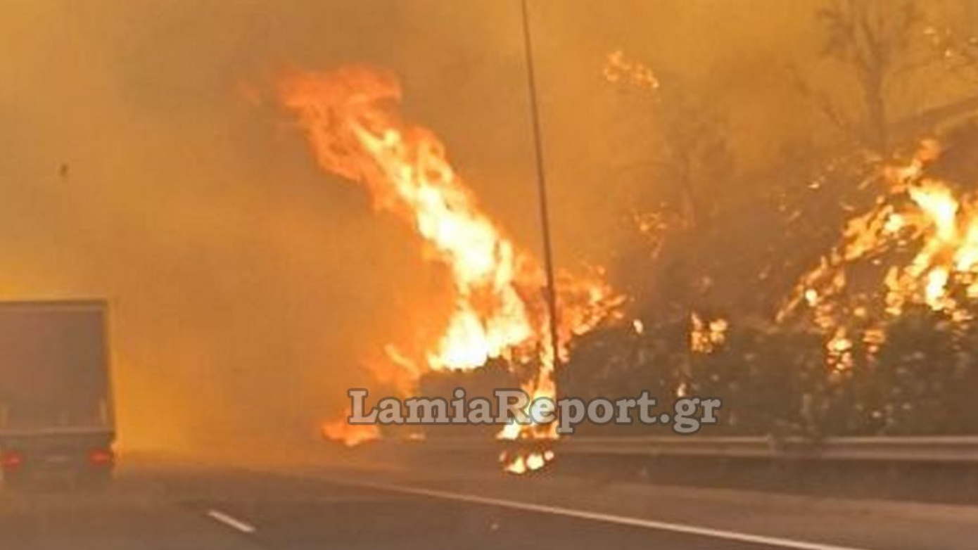 Φωτιά στο Ακραίφνιο Βοιωτίας: Οχήματα περνούσαν μέσα από τις φλόγες στην εθνική οδό