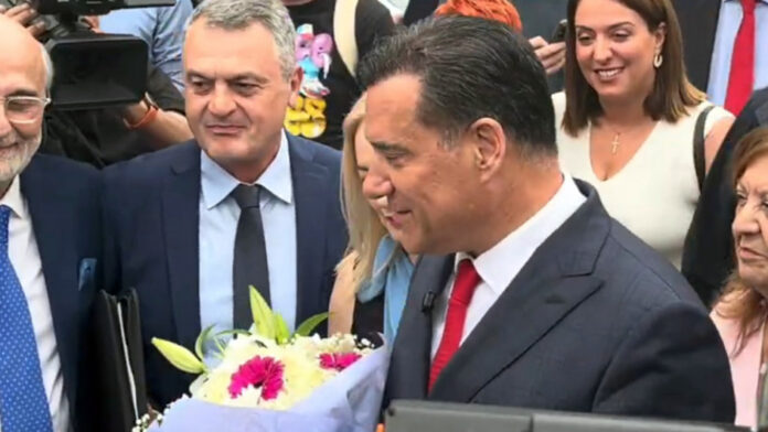 Με λουλούδια, αλλά και συνθήματα η υποδοχή του Άδωνι Γεωργιάδη στο ΑΧΕΠΑ – Συνομίλησε με φοιτητές από τις ΗΠΑ