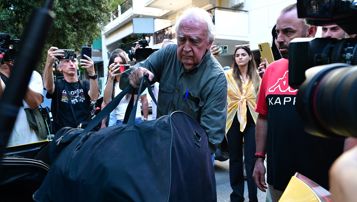 Περιπολικά και αστυνομικοί της ΟΠΚΕ έξω από το σπίτι του Αλέξανδρου Γιωτόπουλου – Παραδόθηκε και επιστρέφει στις φυλακές