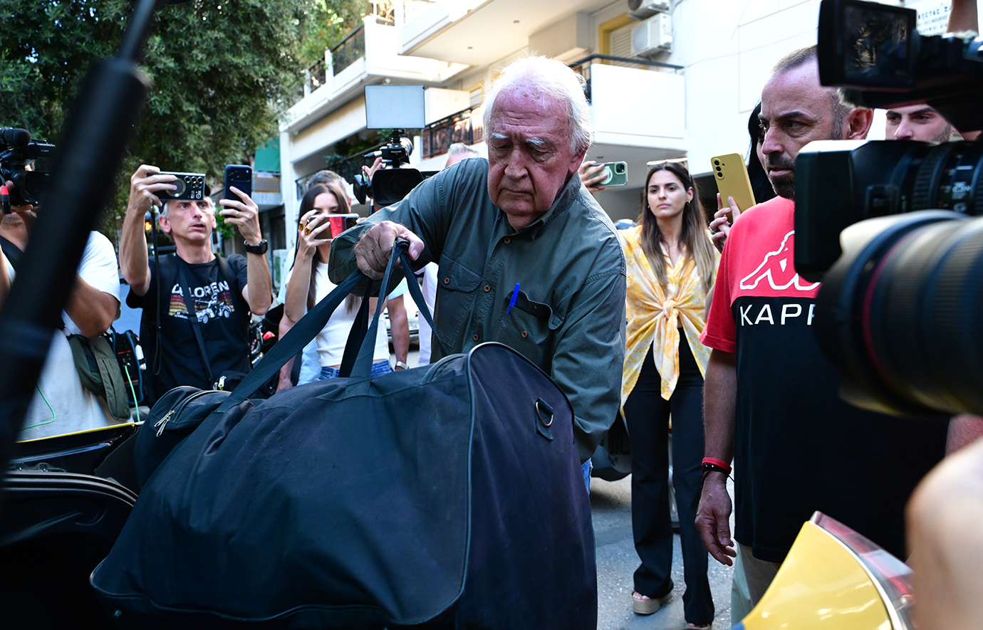 Περιπολικά και αστυνομικοί της ΟΠΚΕ έξω από το σπίτι του Αλέξανδρου Γιωτόπουλου – Παραδόθηκε και επιστρέφει στις φυλακές