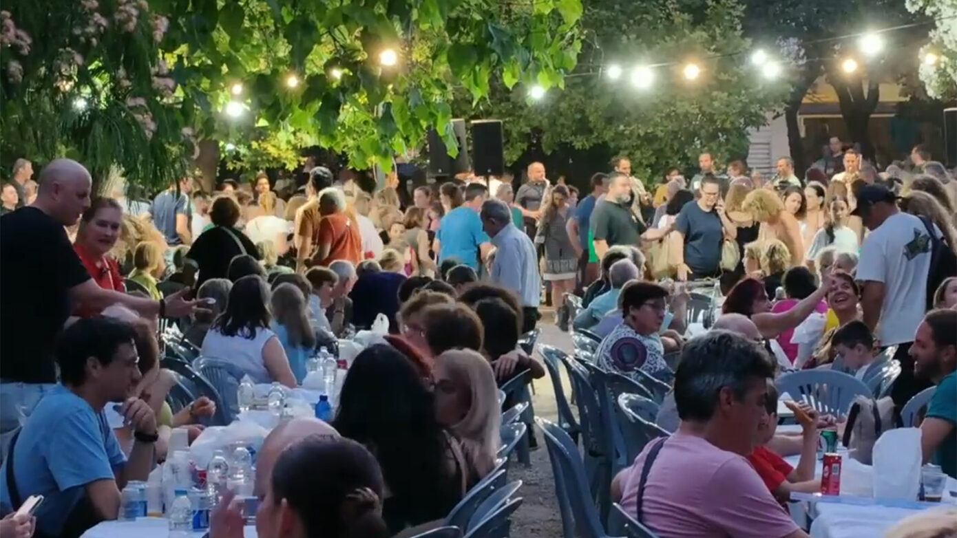 Έθιμο του Κλήδονα στους Αμπελόκηπους: Διονυσιακό γλέντι, άλματα πάνω από φλόγες, μαγιάτικα στεφάνια και χορός