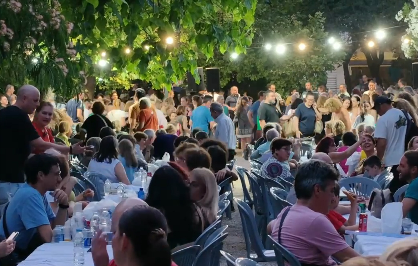 Έθιμο του Κλήδονα στους Αμπελόκηπους: Διονυσιακό γλέντι, άλματα πάνω από φλόγες, μαγιάτικα στεφάνια και χορός