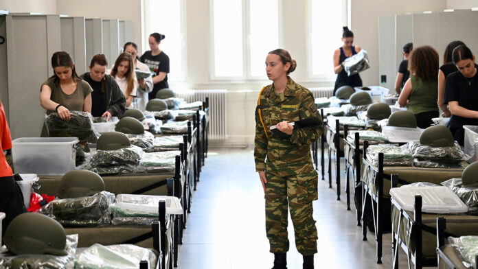 Η νέα εποχή για τις Ένοπλες Δυνάμεις – Οι πρώτες φωτογραφίες από την ημέρα των νεοσύλλεκτων γυναικών
