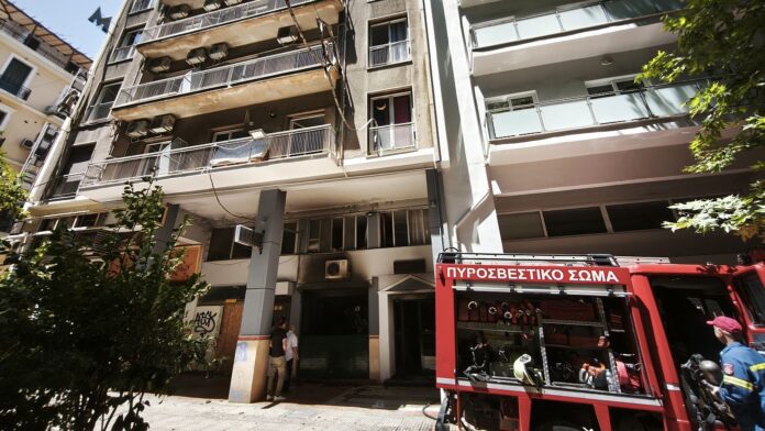 Πυρκαγιά σε χώρο ξενοδοχείου στην Ομόνοια από ηλεκτρικό πατίνι: Τρεις τραυματίες