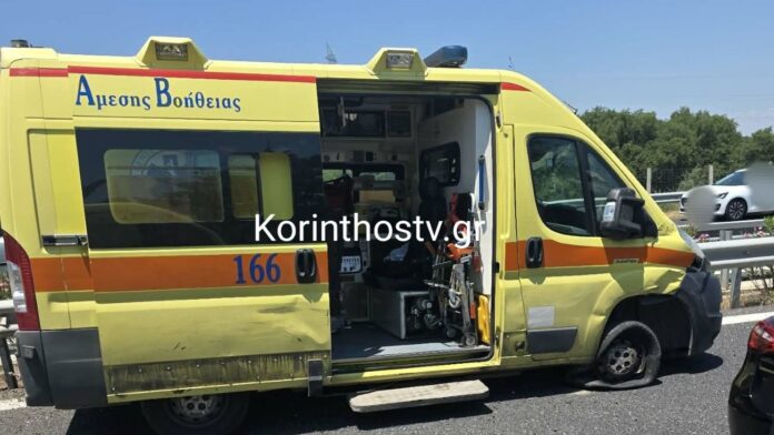 Καραμπόλα τεσσάρων οχημάτων και ασθενοφόρου στην Ε.Ο. Κορίνθου-Τριπόλεως: Στο νοσοκομείο οι τραυματίες