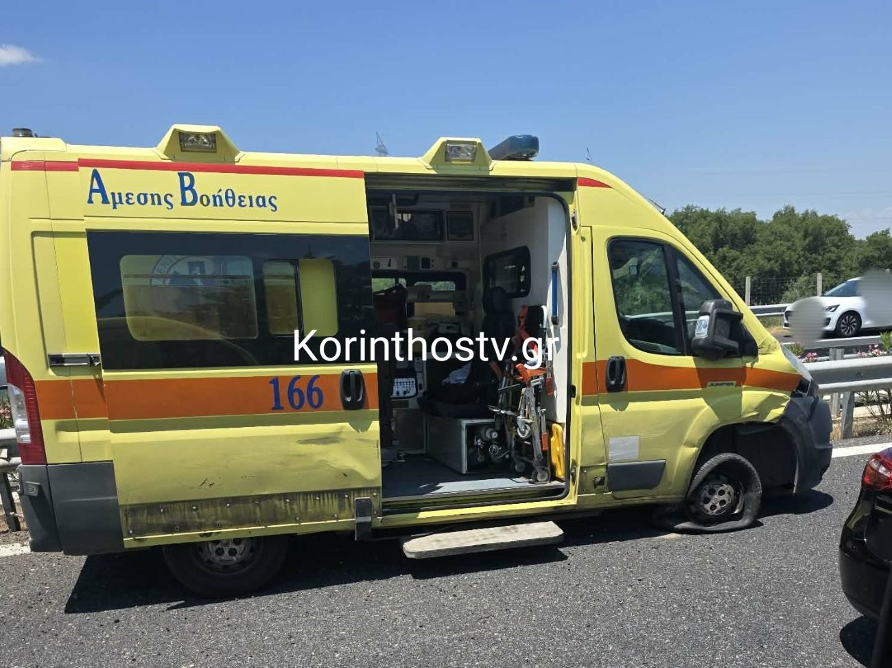 Καραμπόλα τεσσάρων οχημάτων και ασθενοφόρου στην Ε.Ο. Κορίνθου-Τριπόλεως: Στο νοσοκομείο οι τραυματίες