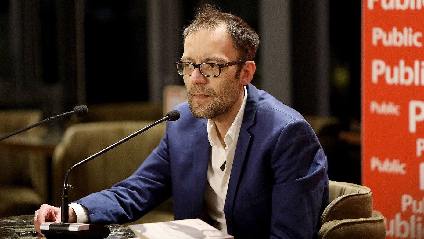 Οργισμένη ανάρτηση του Αύγουστου Κορτώ: «Οι γυναικοκτόνοι είναι οι αληθινοί ανώμαλοι, τα επικίνδυνα τέρατα»