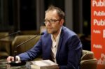 Οργισμένη ανάρτηση του Αύγουστου Κορτώ: «Οι γυναικοκτόνοι είναι οι αληθινοί ανώμαλοι, τα επικίνδυνα τέρατα»