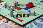 Η κρυφή ιστορία της Monopoly: Το παιχνίδι που γεννήθηκε ως κριτική στην απληστία και έγινε σύμβολο του πλούτου