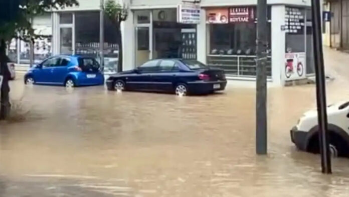 Ισχυρό μπουρίνι πλημμύρισε τα Ιωάννινα – Πνιγμένη στα λασπόνερα όλη η πόλη