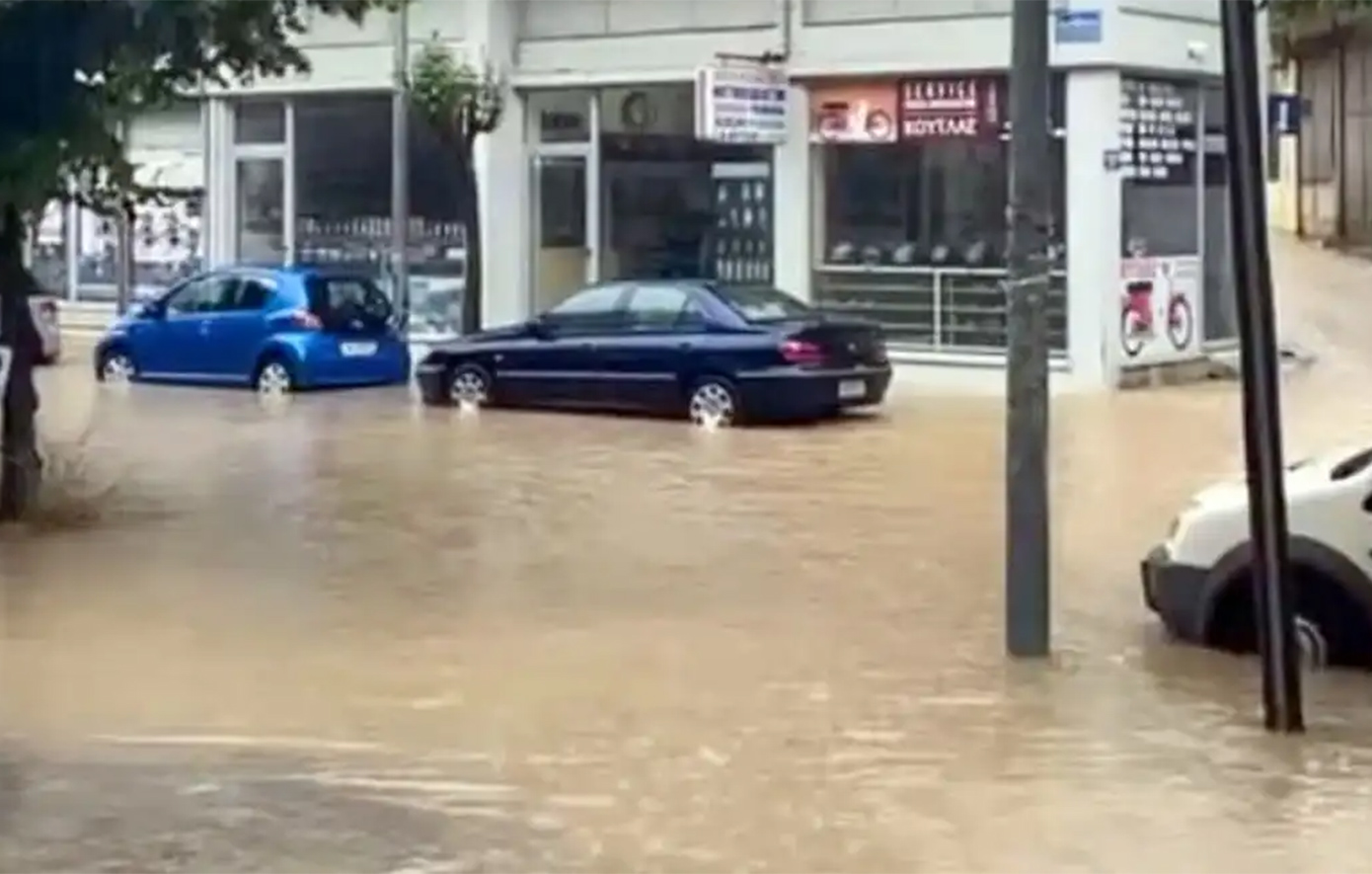 Ισχυρό μπουρίνι πλημμύρισε τα Ιωάννινα – Πνιγμένη στα λασπόνερα όλη η πόλη