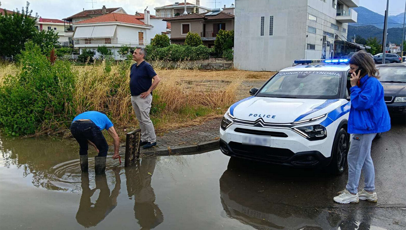 Άνοιξαν οι ουρανοί στην Τρίπολη: Άγρια καταιγίδα μετέτρεψε τους δρόμους σε ποτάμια – Βίντεο και φωτογραφίες