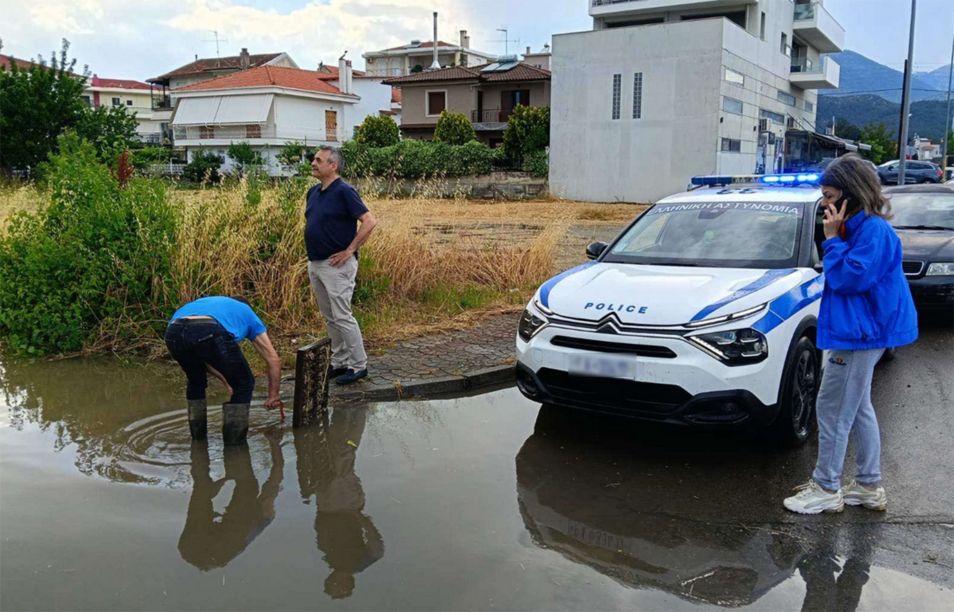 Άνοιξαν οι ουρανοί στην Τρίπολη: Άγρια καταιγίδα μετέτρεψε τους δρόμους σε ποτάμια – Βίντεο και φωτογραφίες