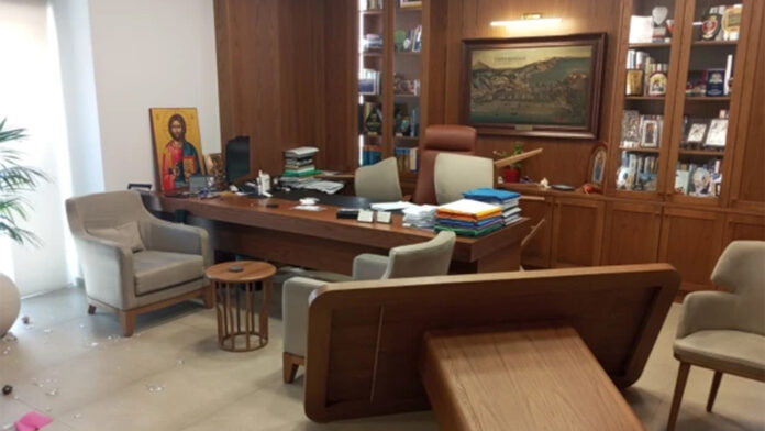 Βανδαλισμοί και απειλές στο Δημαρχείο Ρεθύμνου από μαινόμενο δημότη