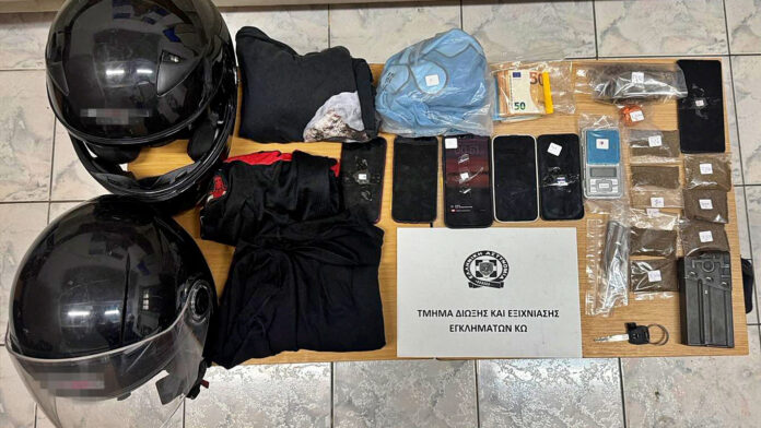 Συμμορία που διέπραξε ληστείες στην Κω εξαρθρώθηκε – Συνελήφθησαν τρία άτομα και κατασχέθηκαν ναρκωτικά, όπλα και χρήματα
