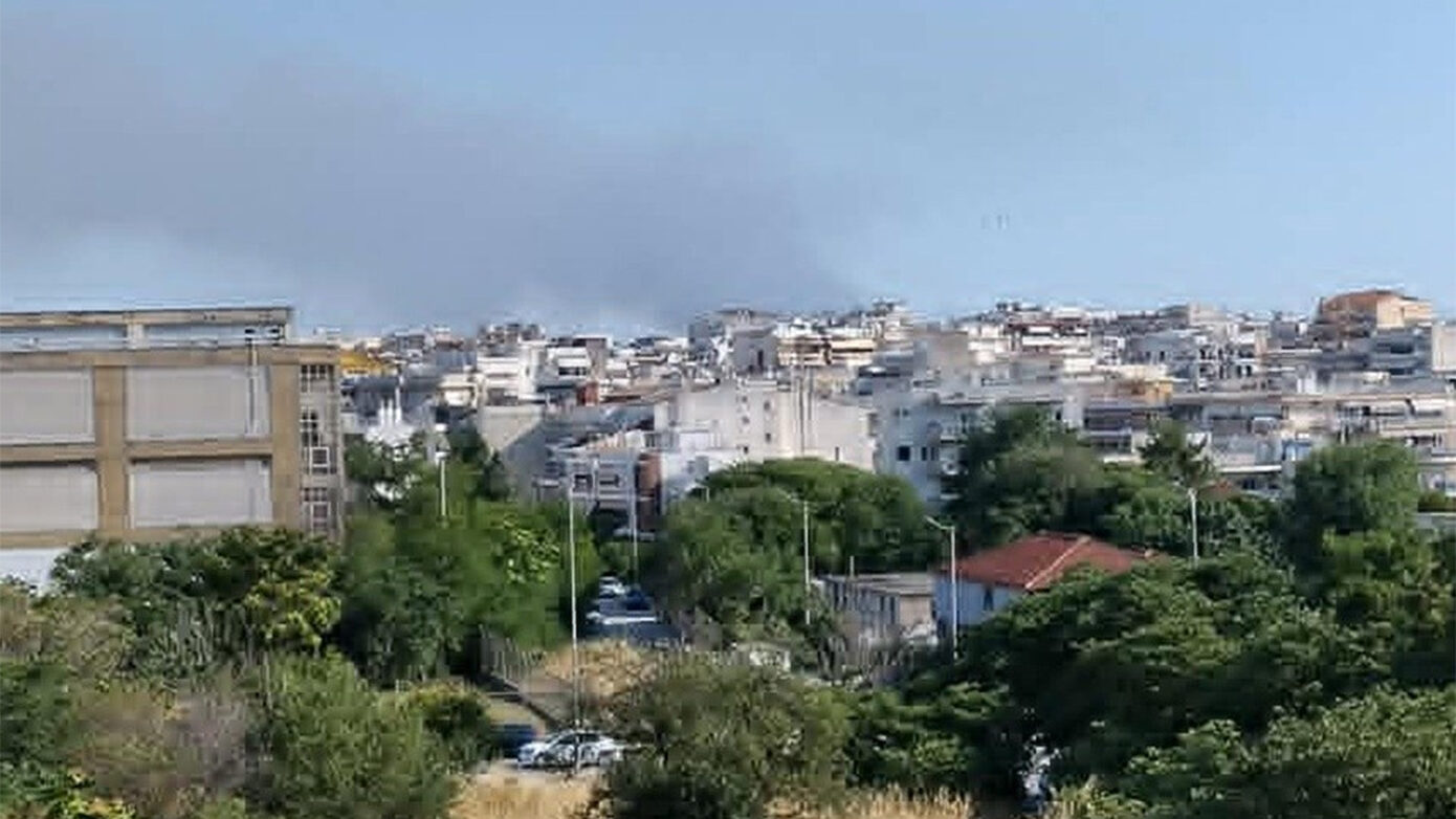 Φωτιά στη Θεσσαλονίκη: Ήχησε το 112 για τους πνιγηρούς καπνούς στην Περαία, ενώ επιχειρούν εναέρια μέσα