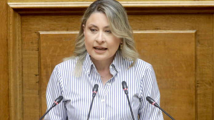 Η Χριστίνα Αλεξοπούλου καταδικάζει τον εκφοβισμό σε βάρος του πρύτανη Χρήστου Μπούρα