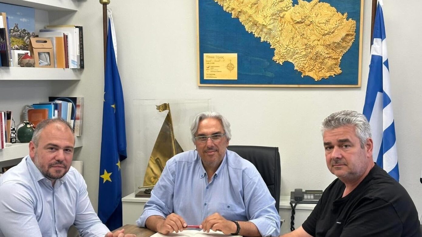 Συνάντηση εργασίας Δημάρχου Τήνου με τον βουλευτή Φ. Φόρτωμα