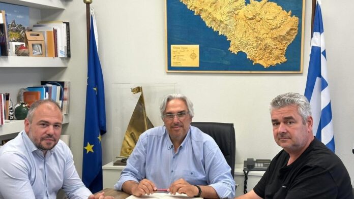 Συνάντηση εργασίας Δημάρχου Τήνου με τον βουλευτή Φ. Φόρτωμα