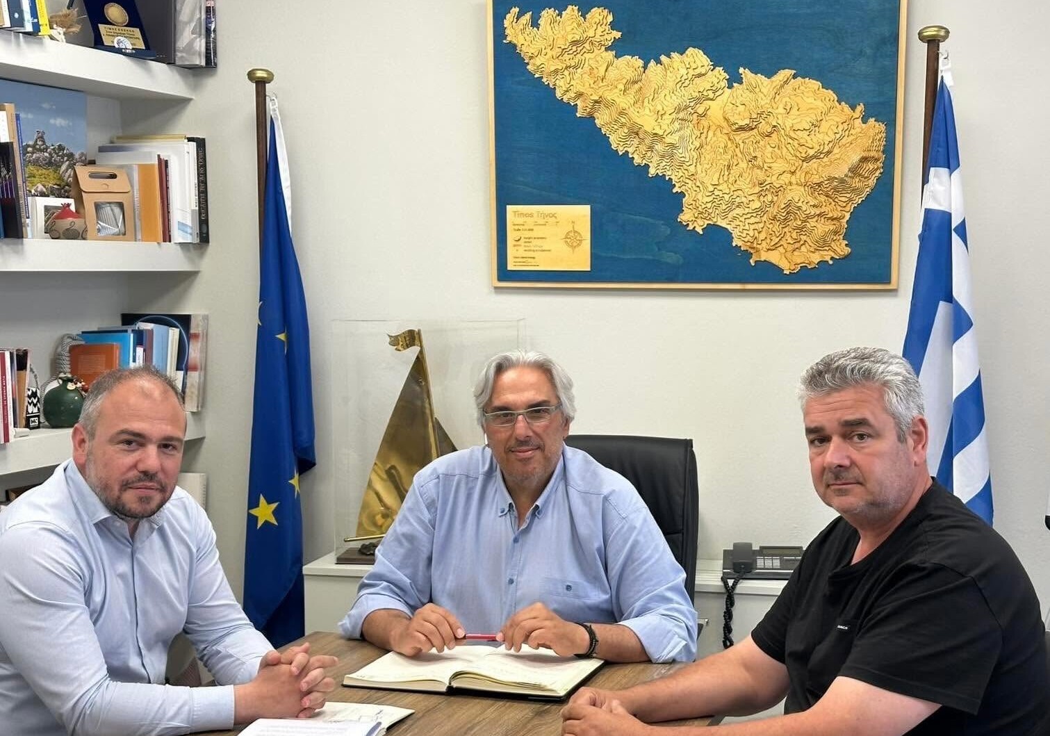 Συνάντηση εργασίας Δημάρχου Τήνου με τον βουλευτή Φ. Φόρτωμα
