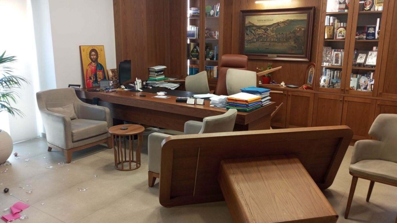 Πρωτοφανής επίθεση στο Γραφείο του Δημάρχου Ρεθύμνης
