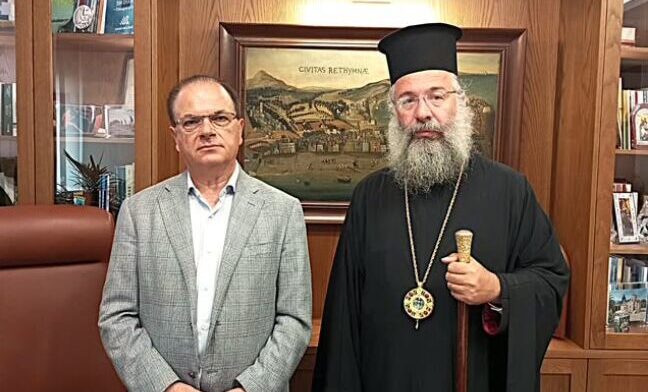 Στο πλευρό του Δημάρχου ο Μητροπολίτης Ρεθύμνης μετά την επίθεση στο Δημαρχείο