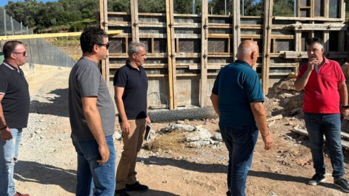 Δήμαρχος Μυτιλήνης σε αυτοψία στο έργο αναβάθμισης του γηπέδου Αφάλωνα