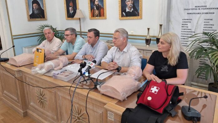 Περιφέρεια Πελοποννήσου: Παράδοση απινιδωτή και εκπαιδευτικού εξοπλισμού σε φορείς διάσωσης της Τρίπολης