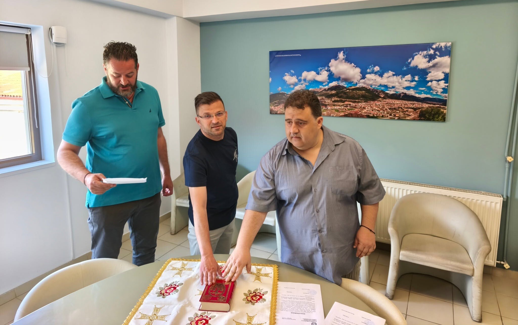 Δύο νέοι μόνιμοι υπάλληλοι ορκίστηκαν στον Δήμο Καρπενησίου
