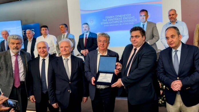 Τιμητική διάκριση από την Κεντρική Ένωση Επιμελητηρίων Ελλάδας στον περιφερειάρχη Κρήτης