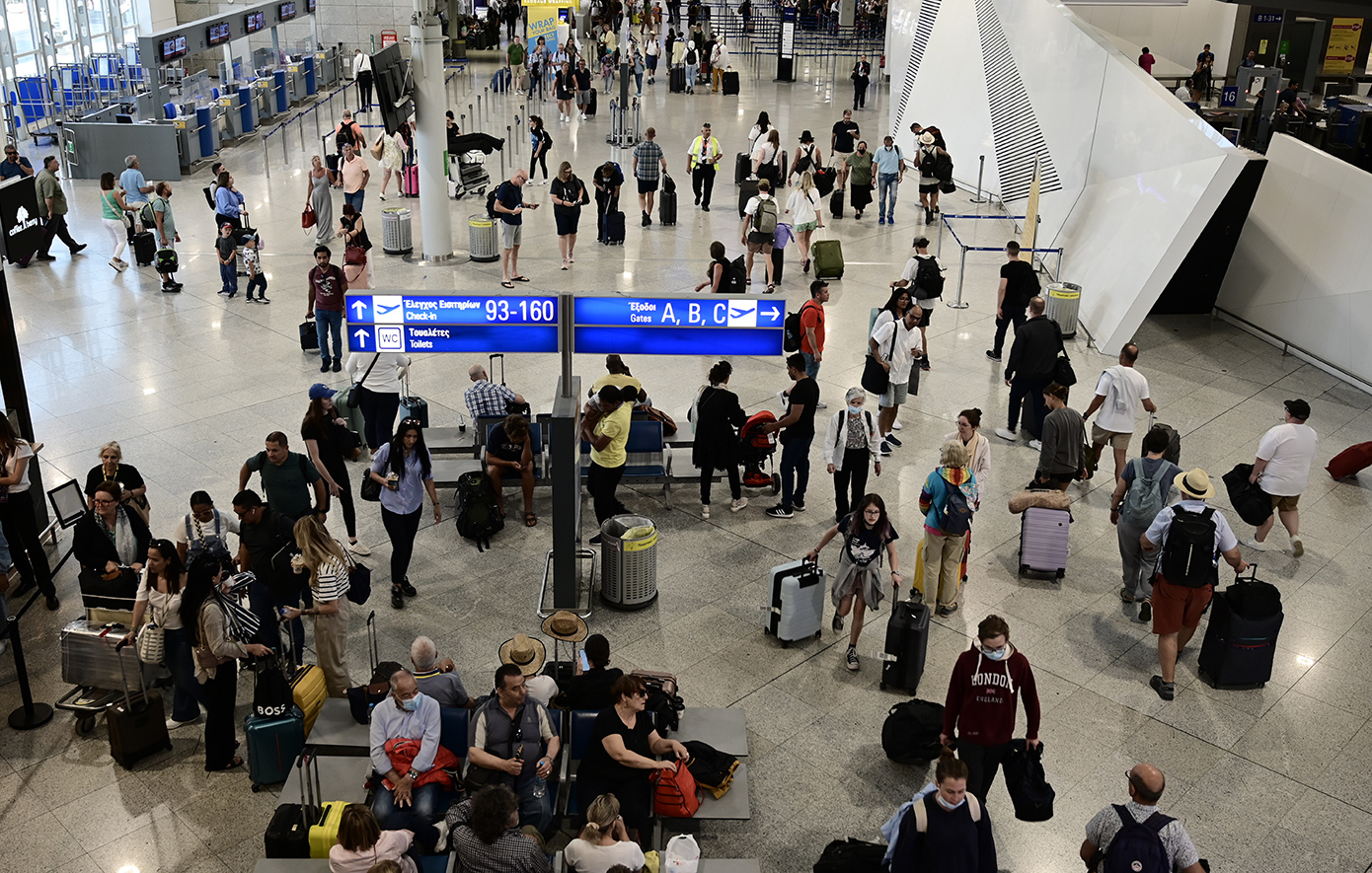 Η Ελλάδα παραμένει στην κορυφή των Βρετανών με last minute κρατήσεις και νέα δρομολόγια που ενισχύουν τις αφίξεις