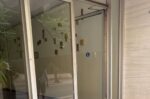 Αγρίνιο: Πέταξε τη σύντροφό του σε τζαμαρία πολυκατοικίας και μετά την έσπρωχνε στον δρόμο