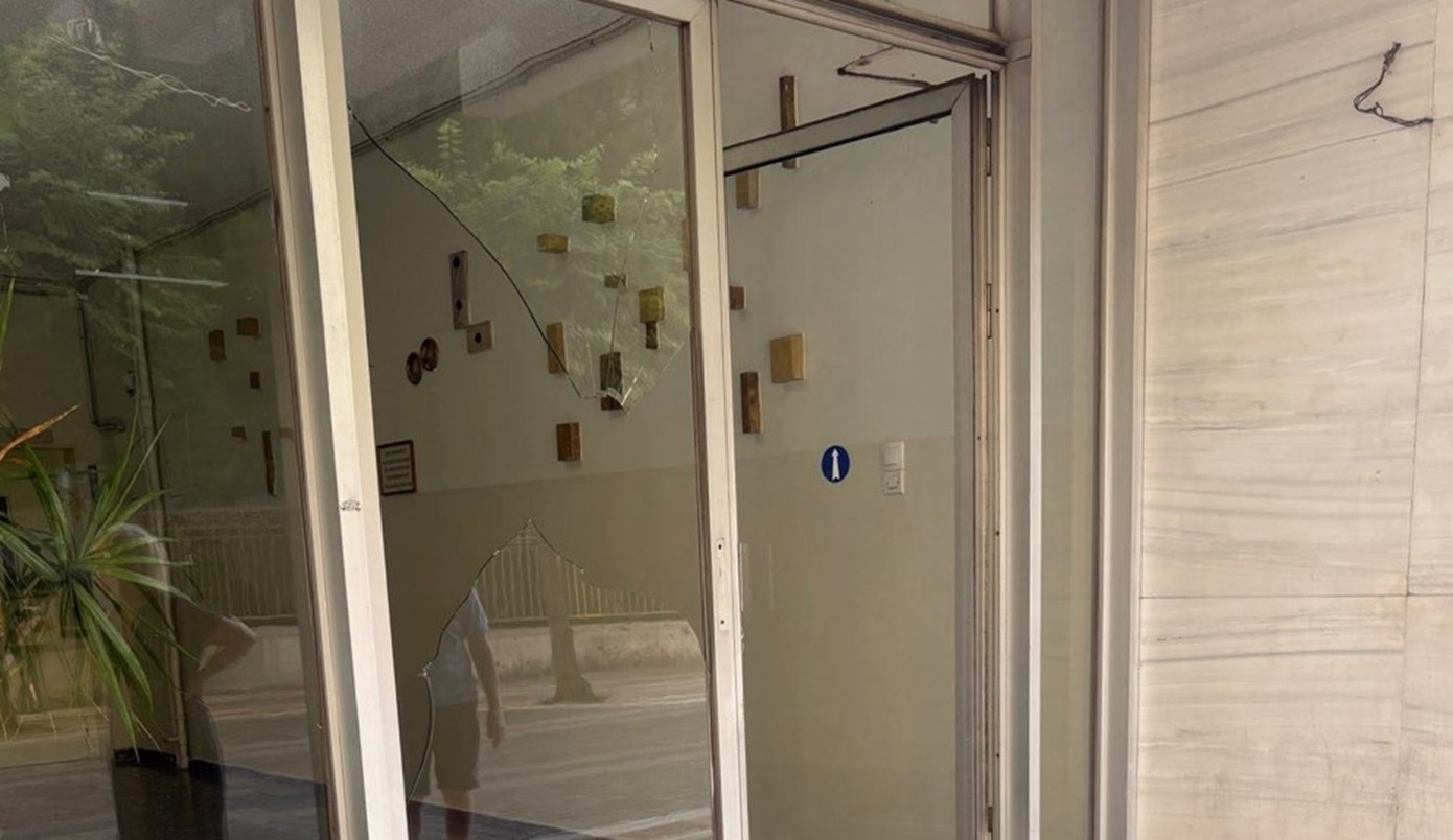 Αγρίνιο: Πέταξε τη σύντροφό του σε τζαμαρία πολυκατοικίας και μετά την έσπρωχνε στον δρόμο