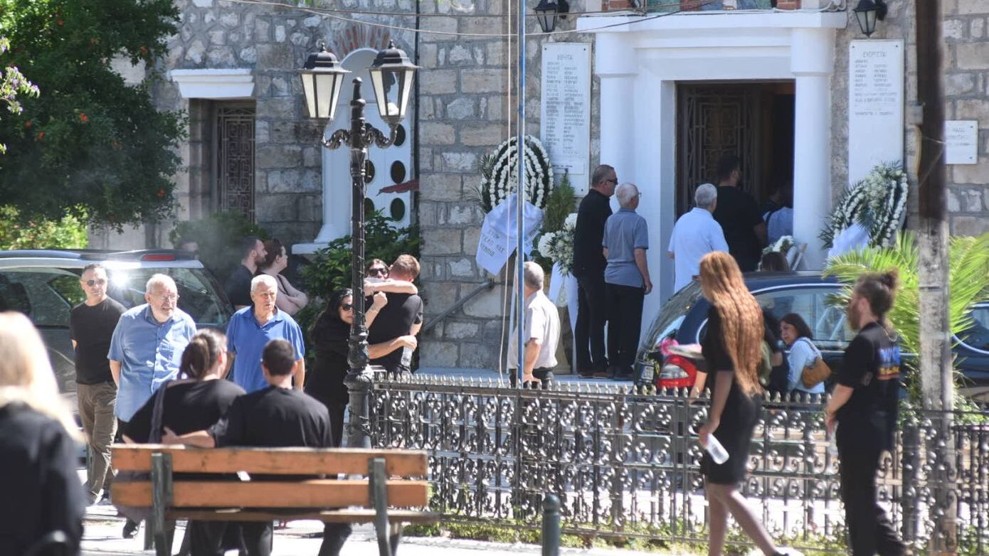 Θρήνος στην κηδεία μητέρας και γιου που δολοφονήθηκαν στο Αίγιο, «έπεσα από τα σύννεφα» – Λίγα χιλιόμετρα πιο μακριά απολογούνταν ο Ιταλός
